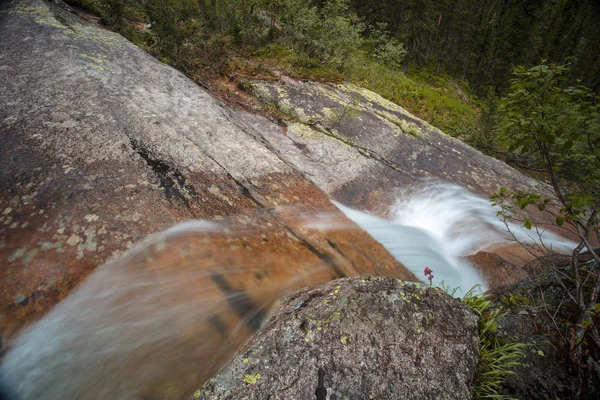 山瀑布 非常美丽的风景与山瀑布和纯净的山河 — 图库照片