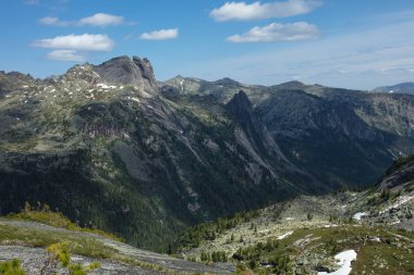 Çok güzel dağ manzarası. Dağlara yolculuk. Sibirya doğası