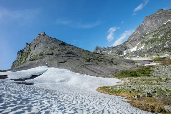 Çok güzel dağ manzarası. Dağlara yolculuk. Sibirya doğası