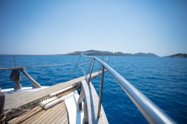 Yatta mavi deniz kenarında yürüyüş. Muhteşem deniz Tur ve güzel deniz manzara