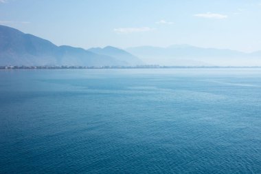 Yatta mavi deniz kenarında yürüyüş. Muhteşem deniz Tur ve güzel deniz manzara