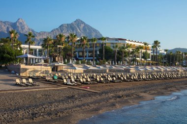 Güzel manzara sahil üzerinde. Kum ile çok güzel bir plaj. Deniz kıyısı üzerinde seyahat