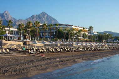 Güzel manzara sahil üzerinde. Kum ile çok güzel bir plaj. Deniz kıyısı üzerinde seyahat