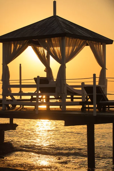 Güzel manzara sahil üzerinde. Kum ile çok güzel bir plaj. Deniz kıyısı üzerinde seyahat