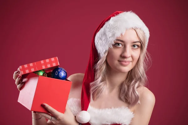 Menina Bonita Vestido Natal Menina Brilhante Com Presentes Natal Felizes — Fotografia de Stock