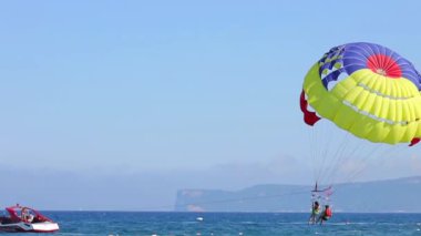 Bir paraşüt binmek için deniz yüksekmiş. Bir resort Beach Eğlence