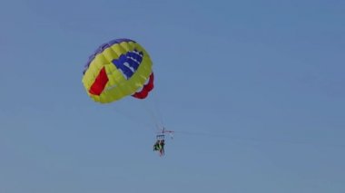 Bir paraşüt binmek için deniz yüksekmiş. Bir resort Beach Eğlence