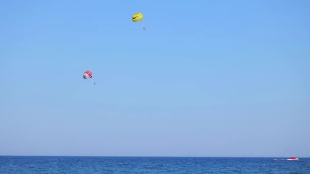 Щоб Їхати Парашутом Він Високий Над Морем Розваги Курортному Пляжі — стокове відео