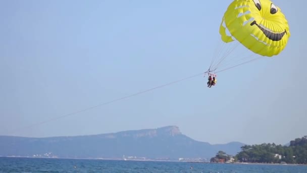 Para Montar Paraquedas Alto Sobre Mar Entretenimento Uma Praia Resort — Vídeo de Stock
