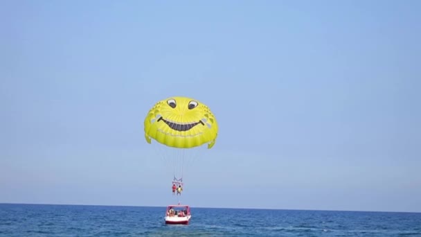 Montar Paracaídas Muy Alto Sobre Mar Entretenimiento Una Playa Turística — Vídeo de stock