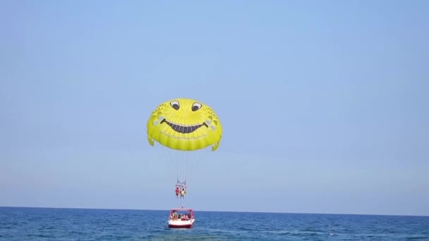 Rijden Een Parachute Het Hoog Boven Zee Entertainment Een Strand — Stockvideo