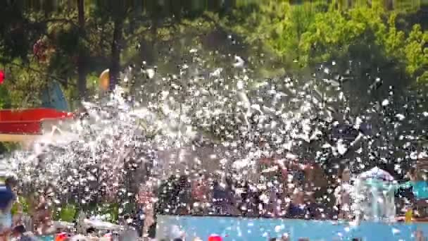 泡沫派对和在水面上跳舞 女孩和男人有乐趣和游泳在游泳池与泡沫 — 图库视频影像