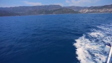 Akdeniz deniz yat binmek için. Yatta dalgalar üzerinde yüzer ve dikkat çekici bir görünüm