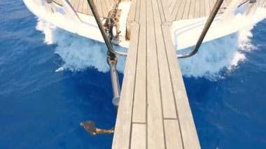 Akdeniz deniz yat binmek için. Yatta dalgalar üzerinde yüzer ve dikkat çekici bir görünüm