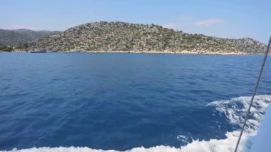 Akdeniz deniz yat binmek için. Yatta dalgalar üzerinde yüzer ve dikkat çekici bir görünüm
