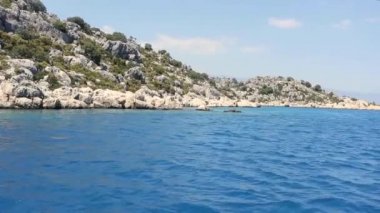 Akdeniz deniz yat binmek için. Yatta dalgalar üzerinde yüzer ve dikkat çekici bir görünüm