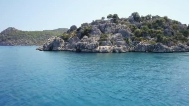 Akdeniz deniz yat binmek için. Yatta dalgalar üzerinde yüzer ve dikkat çekici bir görünüm