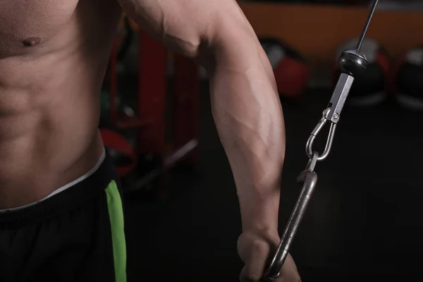 Hombre Dedica Culturismo Gimnasio Levanta Barra Entrena Sus Músculos — Foto de Stock