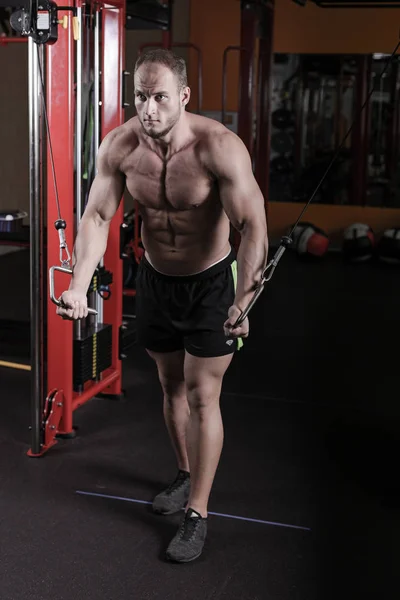 Bir Adam Spor Salonunda Vücut Geliştirme Çalışmaktadır Çıtayı Yükseltiyor Kasları — Stok fotoğraf