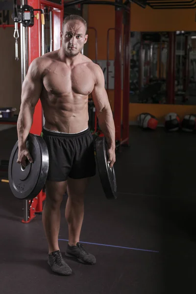 Homem Está Envolvido Musculação Ginásio Levanta Barra Treina Seus Músculos — Fotografia de Stock