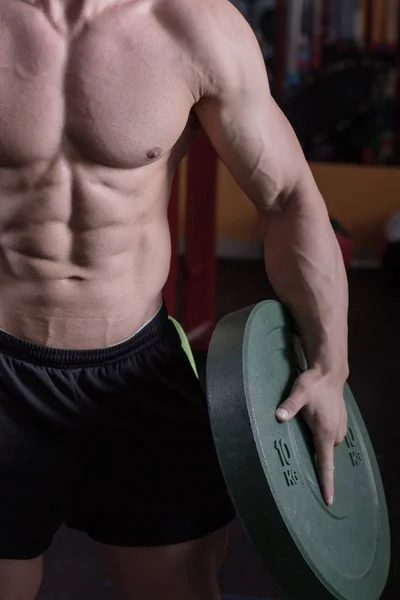 Hombre Dedica Culturismo Gimnasio Levanta Barra Entrena Sus Músculos — Foto de Stock