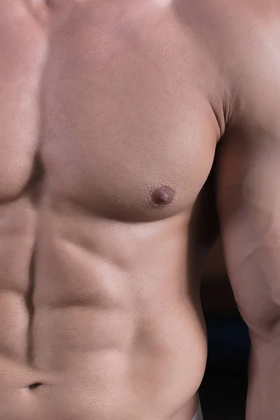 Hombre Dedica Culturismo Gimnasio Levanta Barra Entrena Sus Músculos —  Fotos de Stock