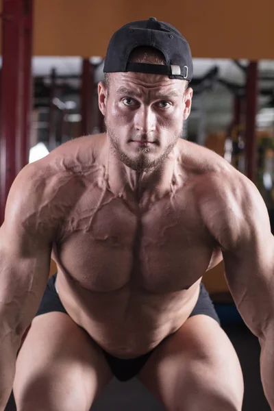 Bir Adam Spor Salonunda Vücut Geliştirme Çalışmaktadır Çıtayı Yükseltiyor Kasları — Stok fotoğraf