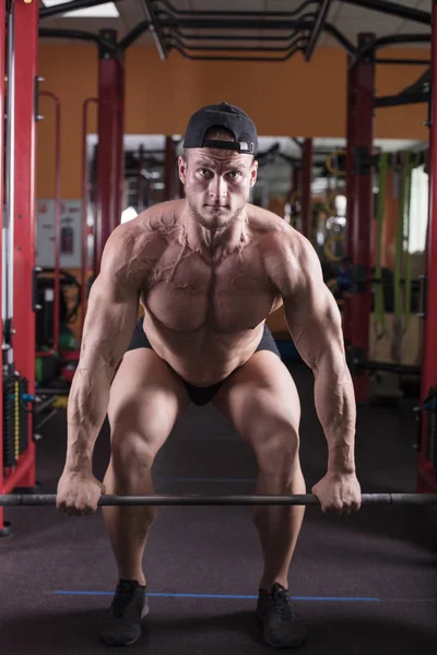 Homem Está Envolvido Musculação Ginásio Levanta Barra Treina Seus Músculos — Fotografia de Stock