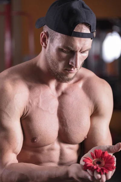 一个男人正在健身房里从事健美运动 提高酒吧和训练他的肌肉 — 图库照片