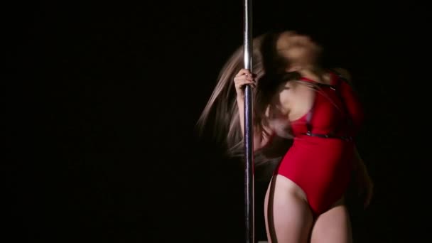 Gece kulübünde direğin üzerinde dans eden bir kız. Erkekler ve dans Striptiz kız için parti. Erotik dans ve kadın vücudunun açık parçaları — Stok video
