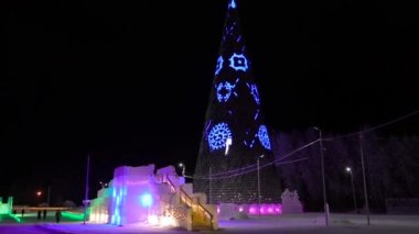 Güzel ve parlak Aydınlatma ile Noel ağacı. Çok güzel Noel arka plan