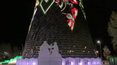 Güzel ve parlak Aydınlatma ile Noel ağacı. Çok güzel Noel arka plan