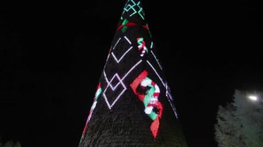 Güzel ve parlak Aydınlatma ile Noel ağacı. Çok güzel Noel arka plan