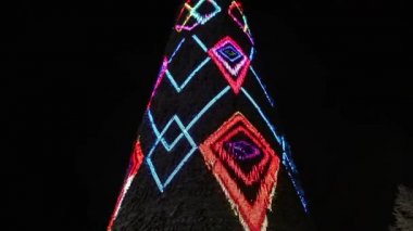 Güzel ve parlak Aydınlatma ile Noel ağacı. Çok güzel Noel arka plan