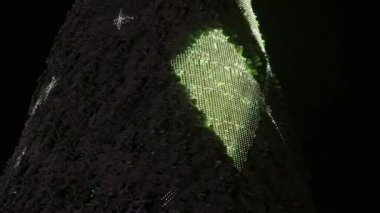 Güzel ve parlak Aydınlatma ile Noel ağacı. Çok güzel Noel arka plan