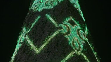 Güzel ve parlak Aydınlatma ile Noel ağacı. Çok güzel Noel arka plan