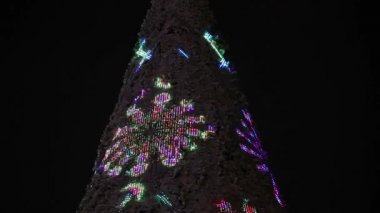 Güzel ve parlak Aydınlatma ile Noel ağacı. Çok güzel Noel arka plan