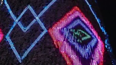 Güzel ve parlak Aydınlatma ile Noel ağacı. Çok güzel Noel arka plan