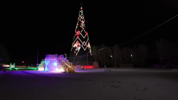 Árbol de Navidad con iluminación hermosa y brillante. Fondo de Navidad muy hermoso — Vídeos de Stock