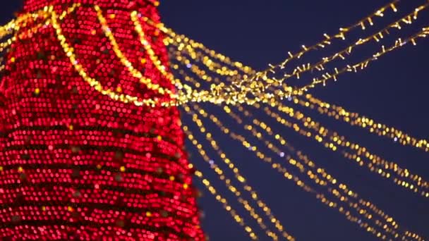魔法のクリスマスツリーと幻想的な火。幻想的なクリスマスツリー — ストック動画