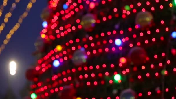 Árbol de Navidad mágico y fuegos fantásticos. Fantástico árbol de Navidad — Vídeo de stock