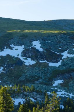 Çok güzel dağ manzarası. Sibirya'daki dağ geçidinden panoramik bir manzara