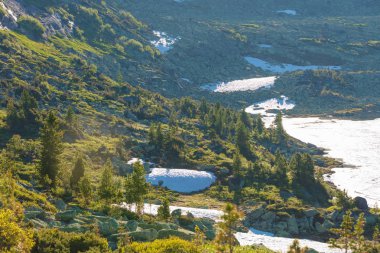 Çok güzel dağ manzarası. Sibirya'daki dağ geçidinden panoramik bir manzara