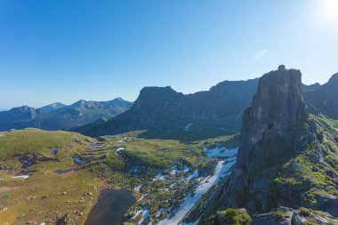 Çok güzel dağ manzarası. Sibirya'daki dağ geçidinden panoramik bir manzara