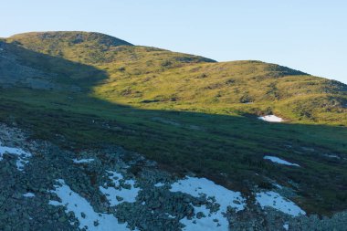 Çok güzel dağ manzarası. Sibirya'daki dağ geçidinden panoramik bir manzara