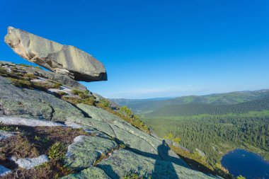 Çok güzel dağ manzarası. Sibirya'daki dağ geçidinden panoramik bir manzara