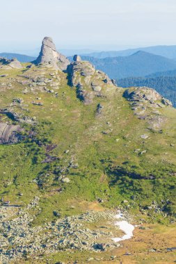 Çok güzel dağ manzarası. Sibirya'daki dağ geçidinden panoramik bir manzara