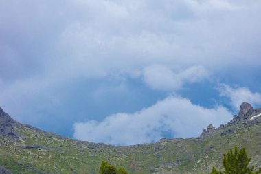 Çok güzel dağ manzarası. Sibirya'daki dağ geçidinden panoramik bir manzara