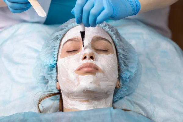 Uma Jovem Mulher Consulta Médico Com Cosmetologista Uma Linda Garota — Fotografia de Stock