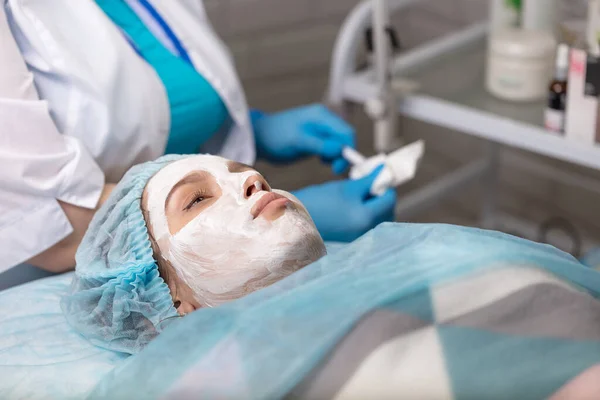 Uma Jovem Mulher Consulta Médico Com Cosmetologista Uma Linda Garota — Fotografia de Stock